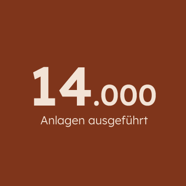 Witte tekst met vermelding "14.000 installaties uitgevoerd" op een effen bruine achtergrond.