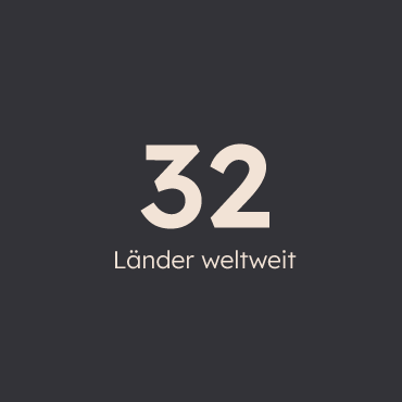 "Het getal 28 is groot weergegeven in witte letters op een zwarte achtergrond, met de tekst 'Länder weltweit' eronder."